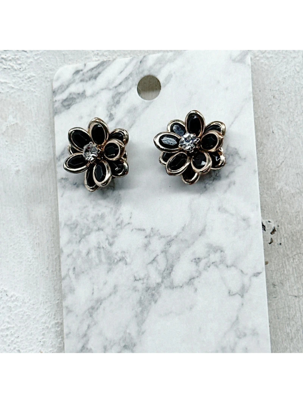 520mc. Black and Goldtone Studs Floral